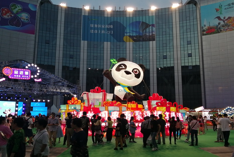 自貢燈首秀“進(jìn)博會(huì)”國展中心大獲成功